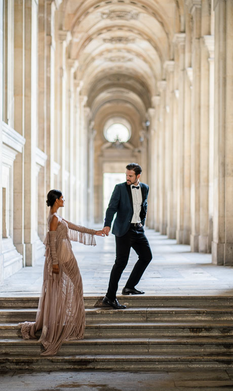 Wedding photo at the Louvre in Paris